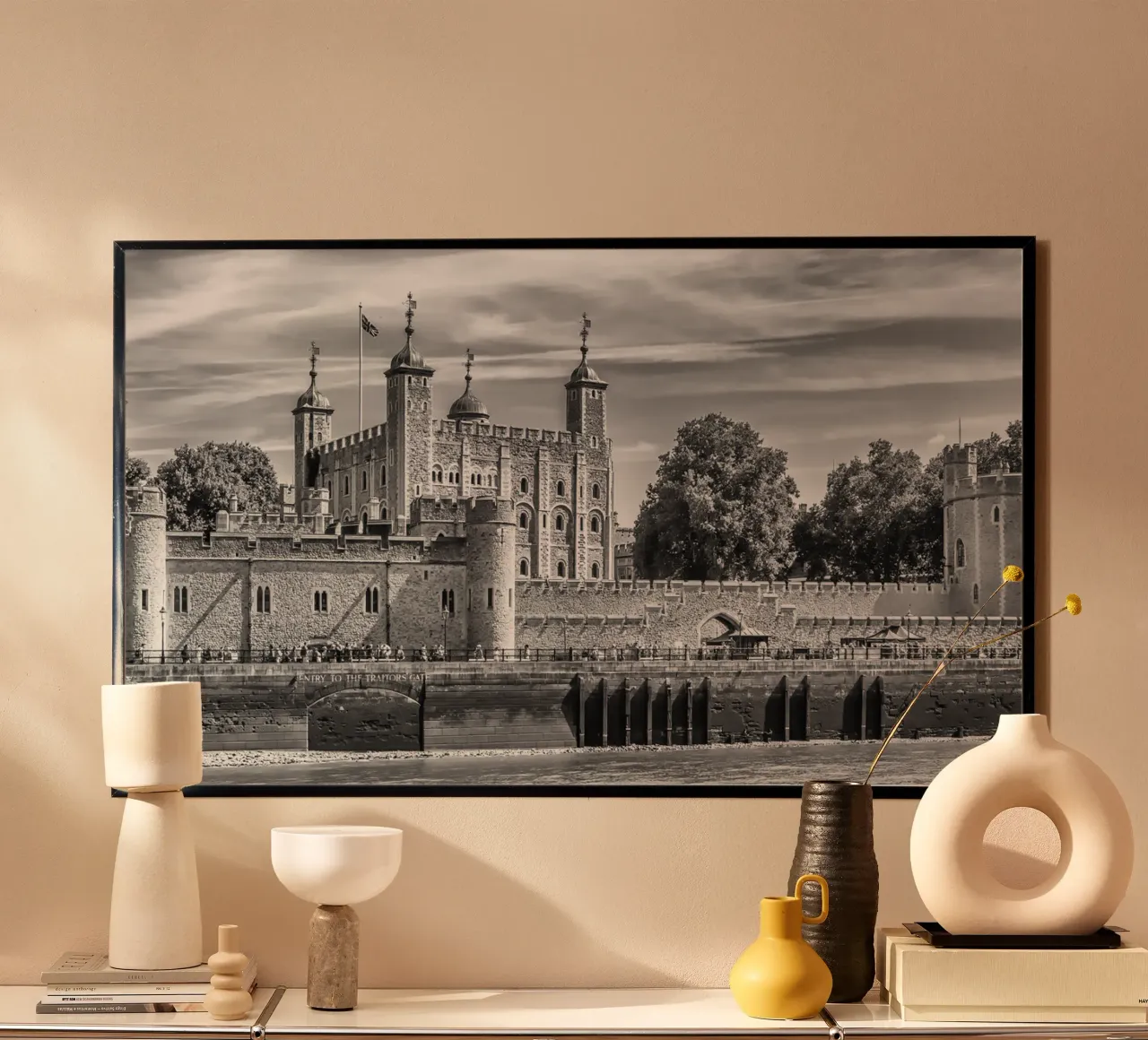 Monocromatore Torre di Londra nel panorama poster con telaio in alluminio da Melanie Viola