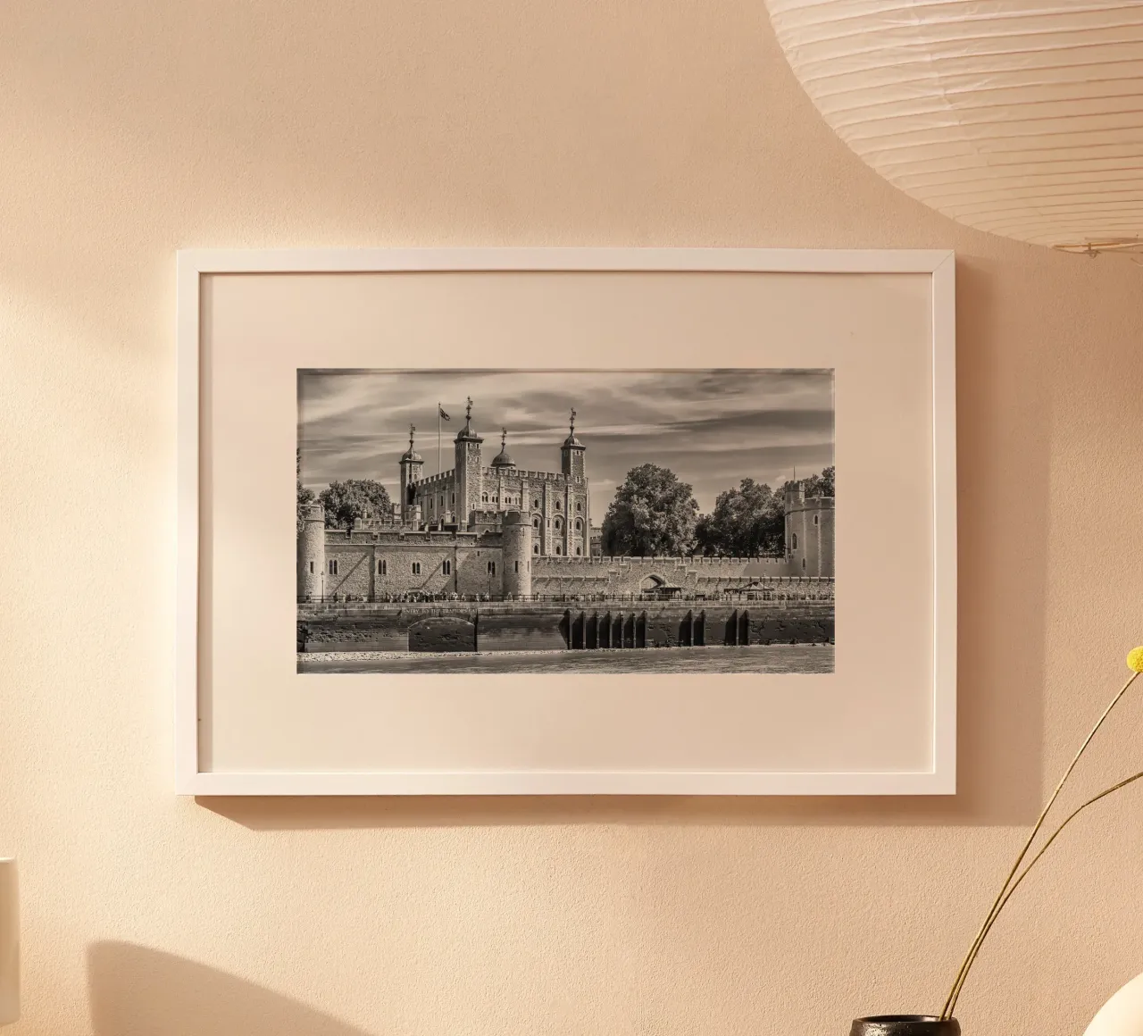 Monocromatore Torre di Londra nel panorama poster con telaio in alluminio da Melanie Viola