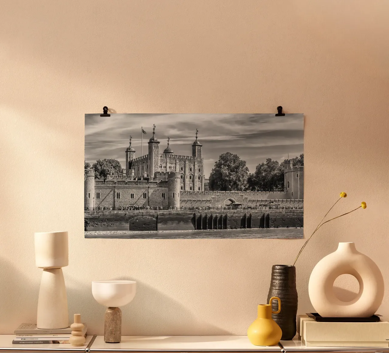 Monocromatore Torre di Londra nel panorama poster con telaio in alluminio da Melanie Viola