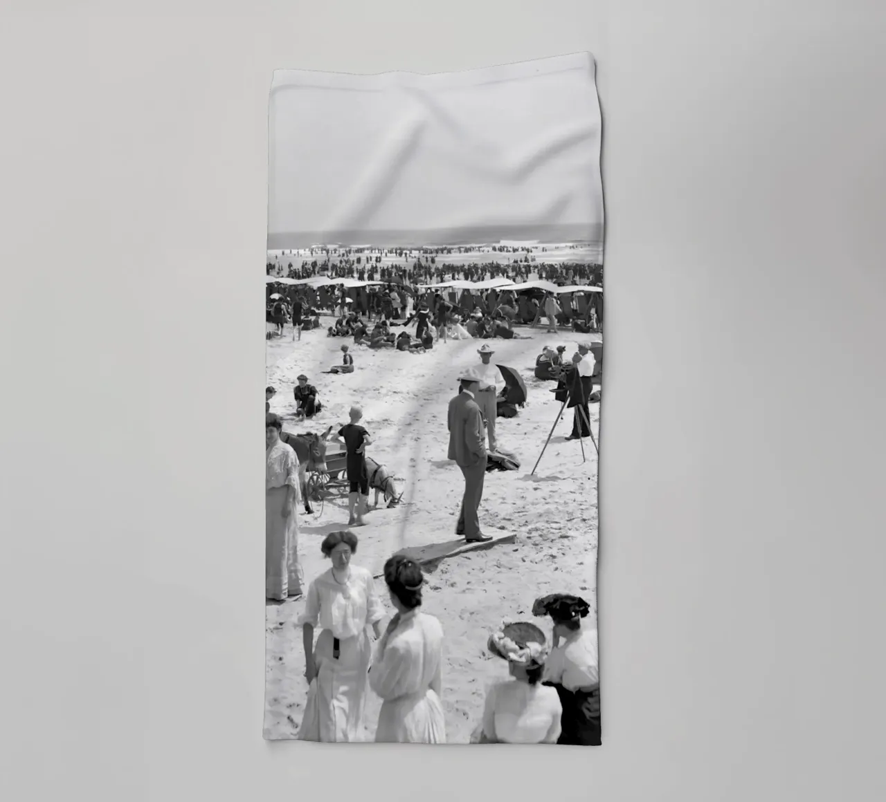 Plage victorienne, photo ancienne en noir et blanc serviette de bain de Vibrant Vintage Prints