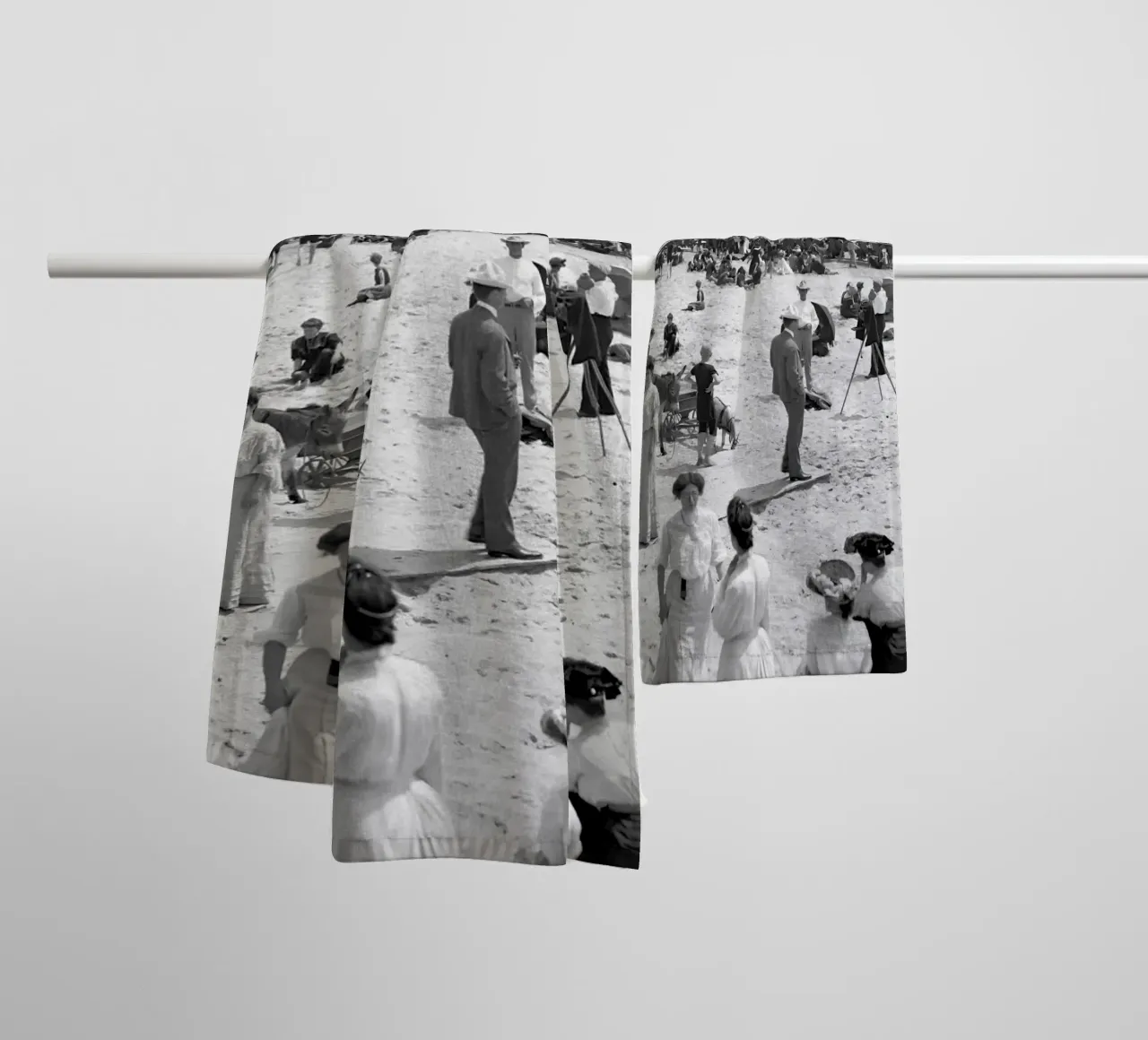 Plage victorienne, photo ancienne en noir et blanc serviette de bain de Vibrant Vintage Prints