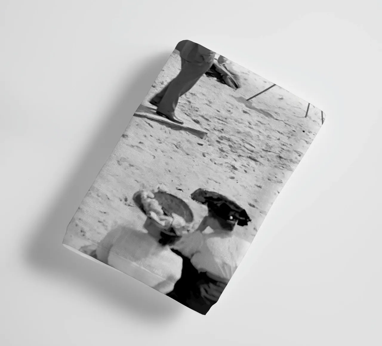 Plage victorienne, photo ancienne en noir et blanc serviette de bain de Vibrant Vintage Prints