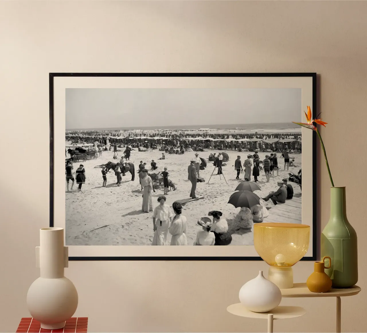 Plage victorienne, photo ancienne en noir et blanc poster de Vibrant Vintage Prints