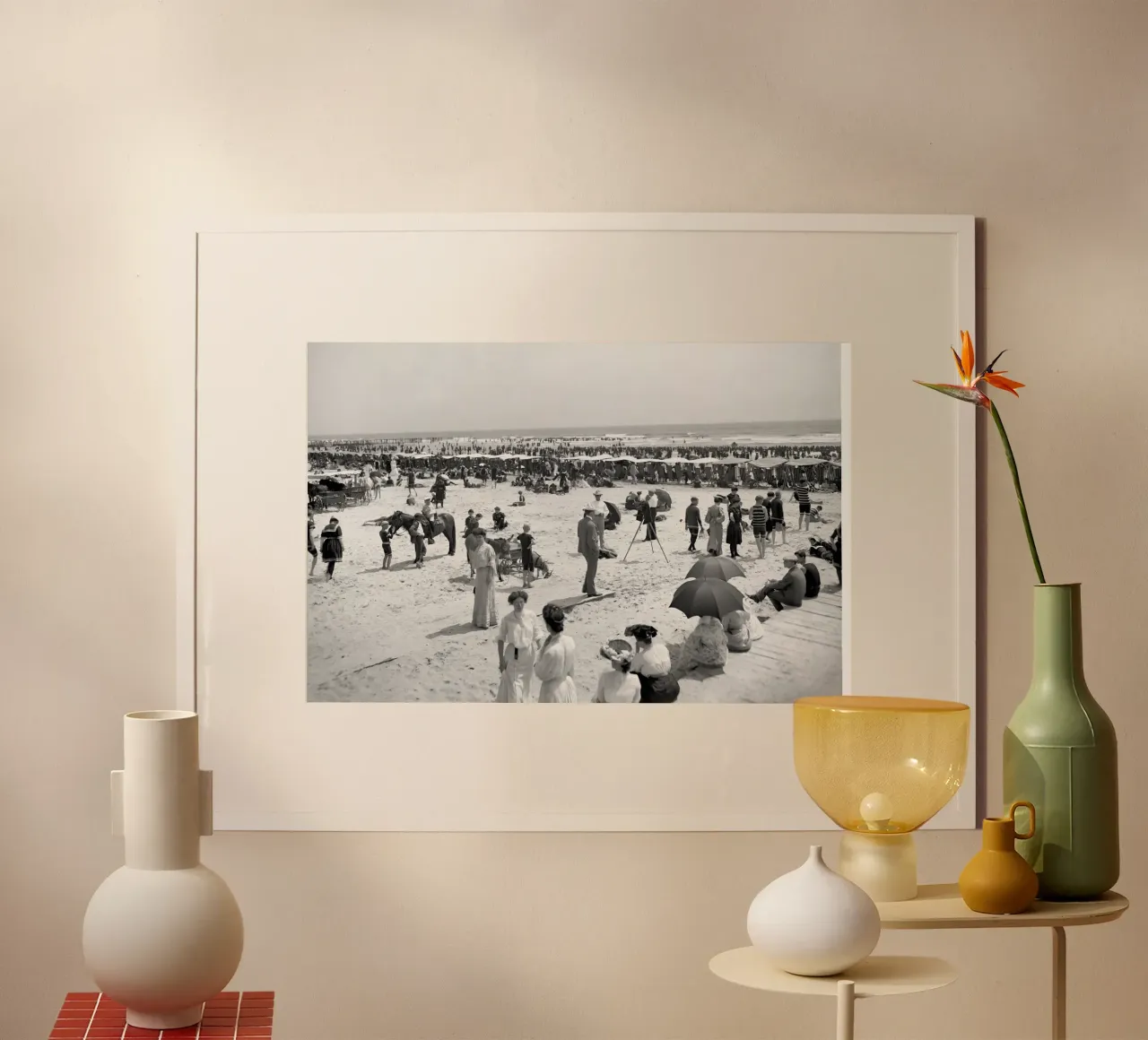 Plage victorienne, photo ancienne en noir et blanc poster de Vibrant Vintage Prints