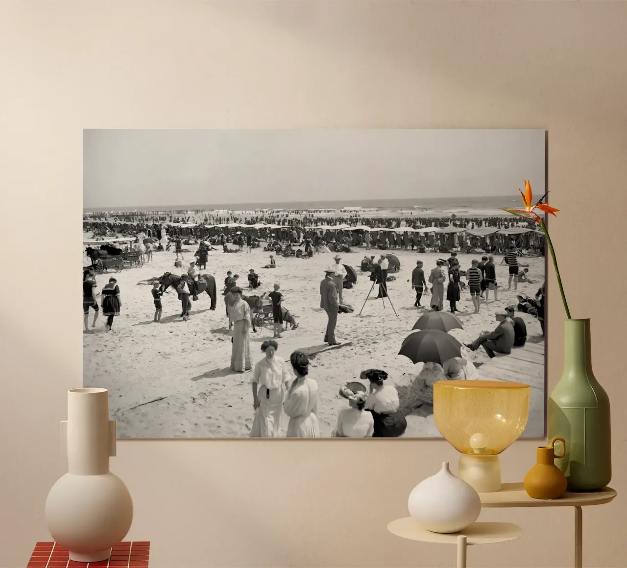 Plage victorienne, photo ancienne en noir et blanc poster de Vibrant Vintage Prints