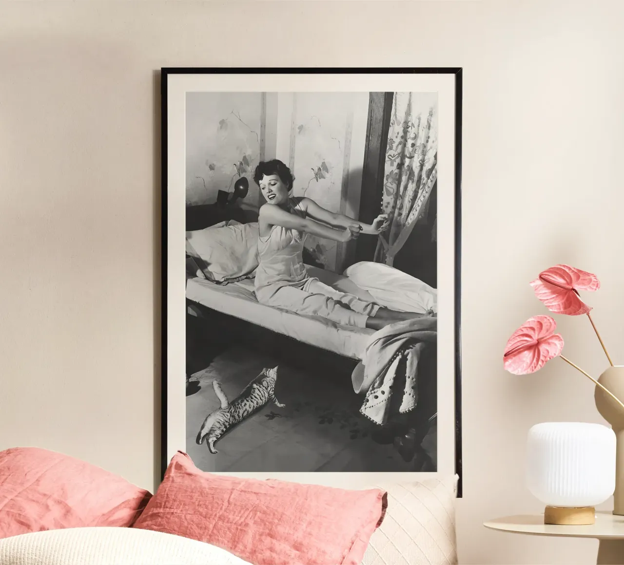 Donna che fa stretching con il gatto, foto vecchia in bianco e nero poster con telaio in alluminio da Vibrant Vintage Prints
