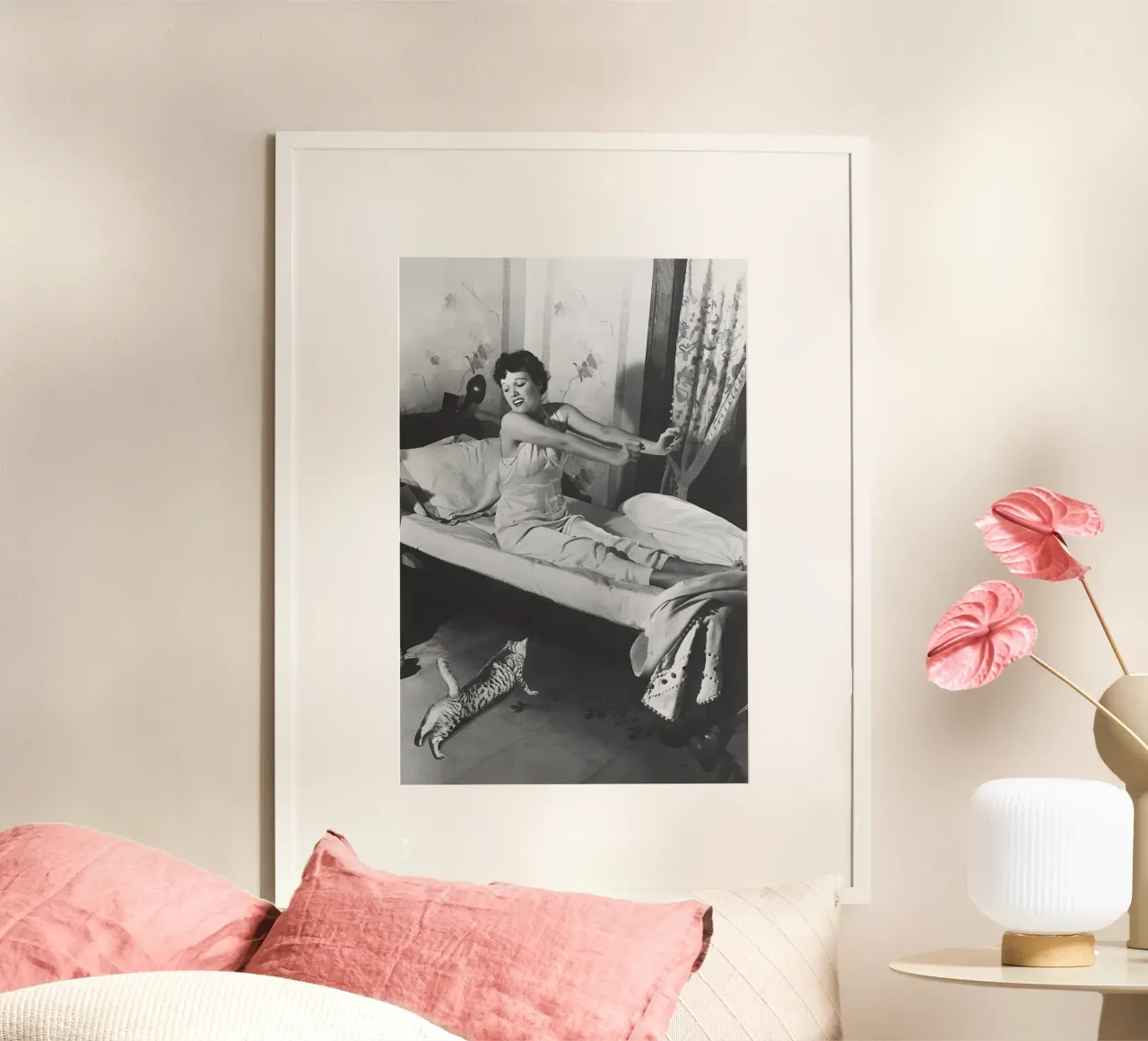 Donna che fa stretching con il gatto, foto vecchia in bianco e nero poster con telaio in alluminio da Vibrant Vintage Prints