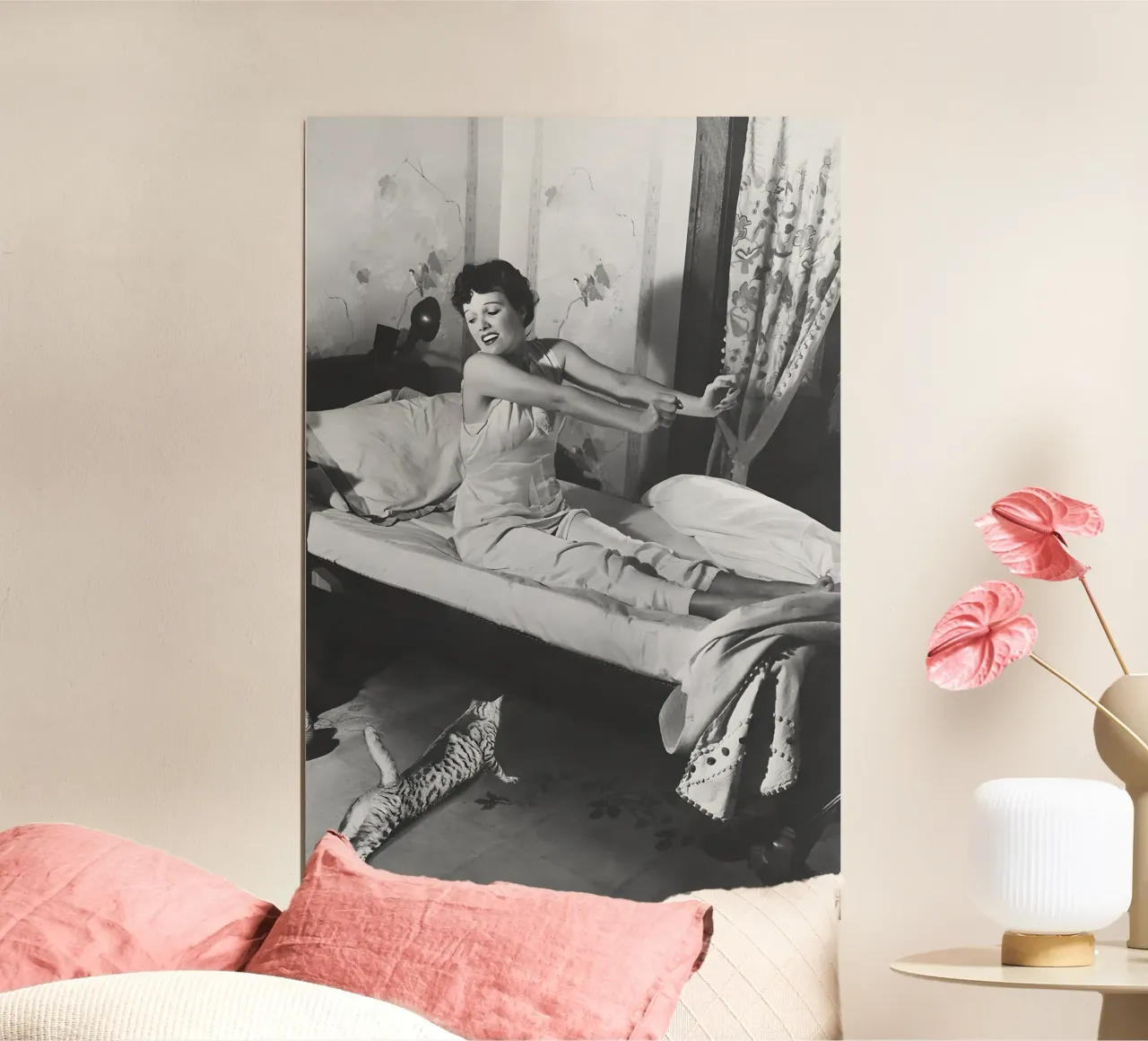 Donna che fa stretching con il gatto, foto vecchia in bianco e nero poster con telaio in alluminio da Vibrant Vintage Prints