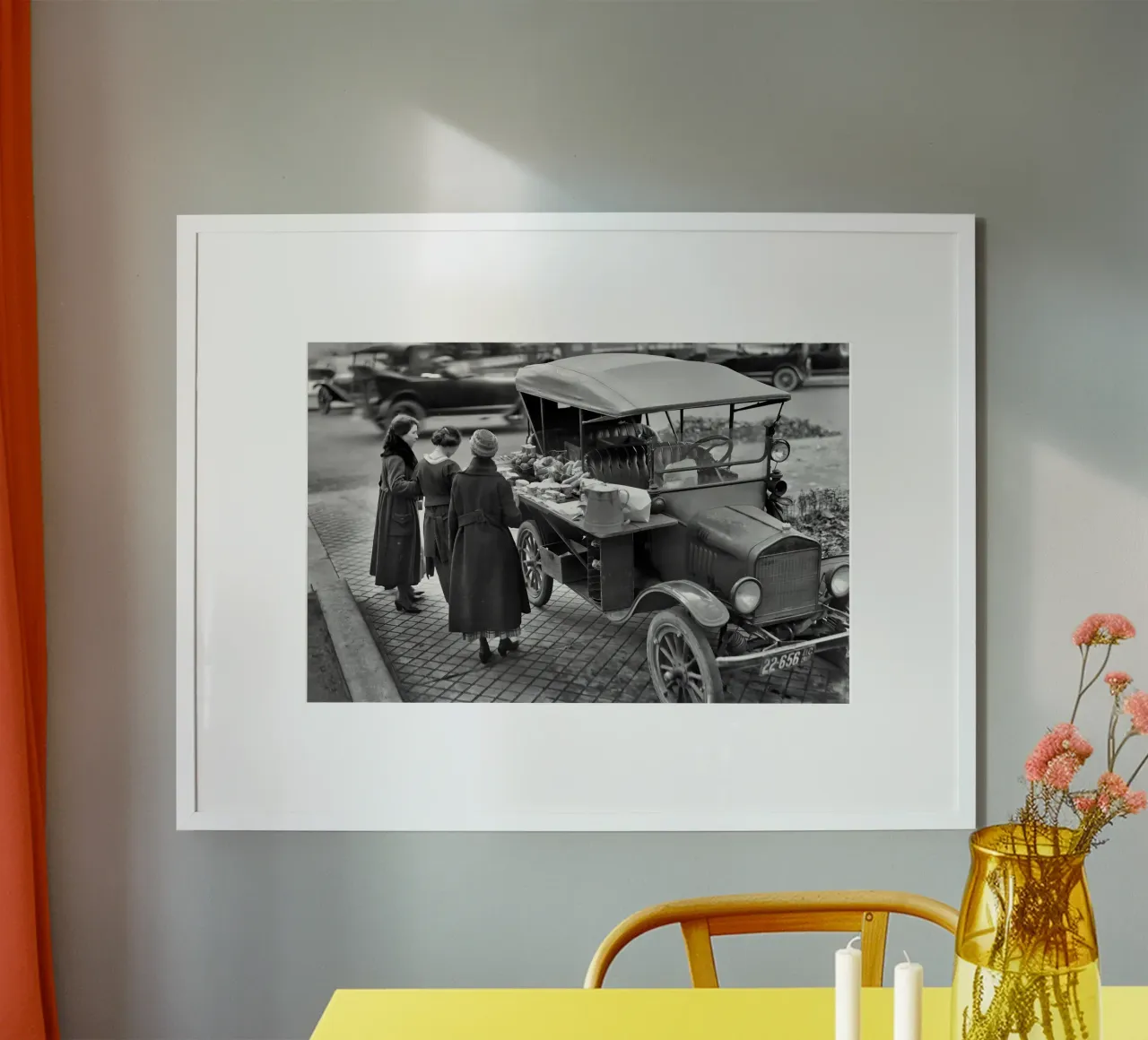 Camioncino, foto d'epoca in bianco e nero poster con telaio in legno da Vibrant Vintage Prints