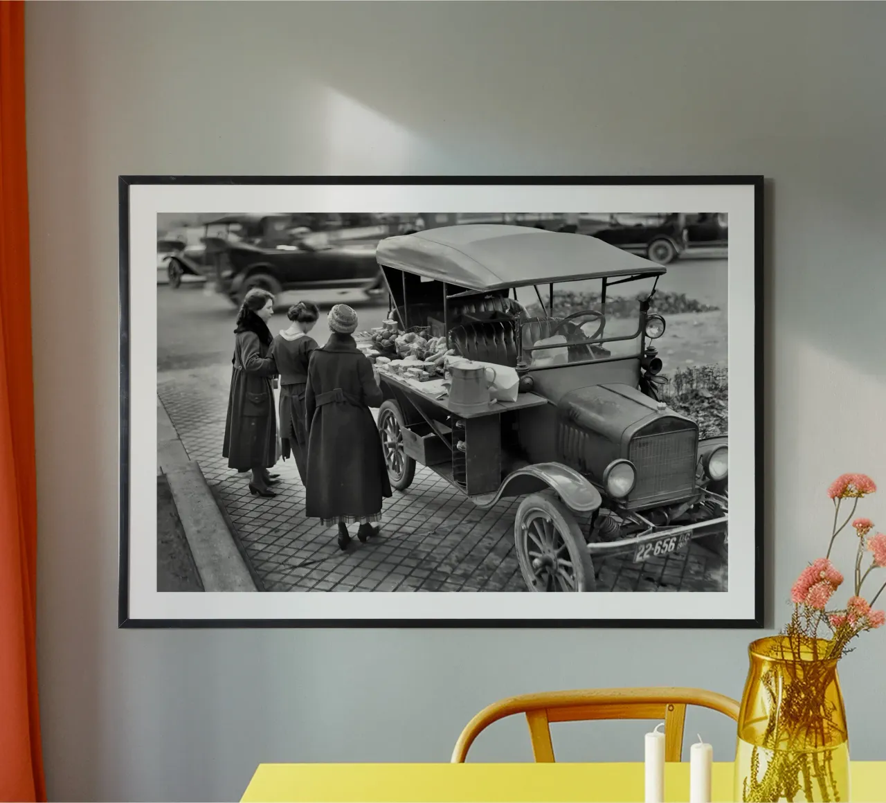 Camioncino, foto d'epoca in bianco e nero poster con telaio in legno da Vibrant Vintage Prints