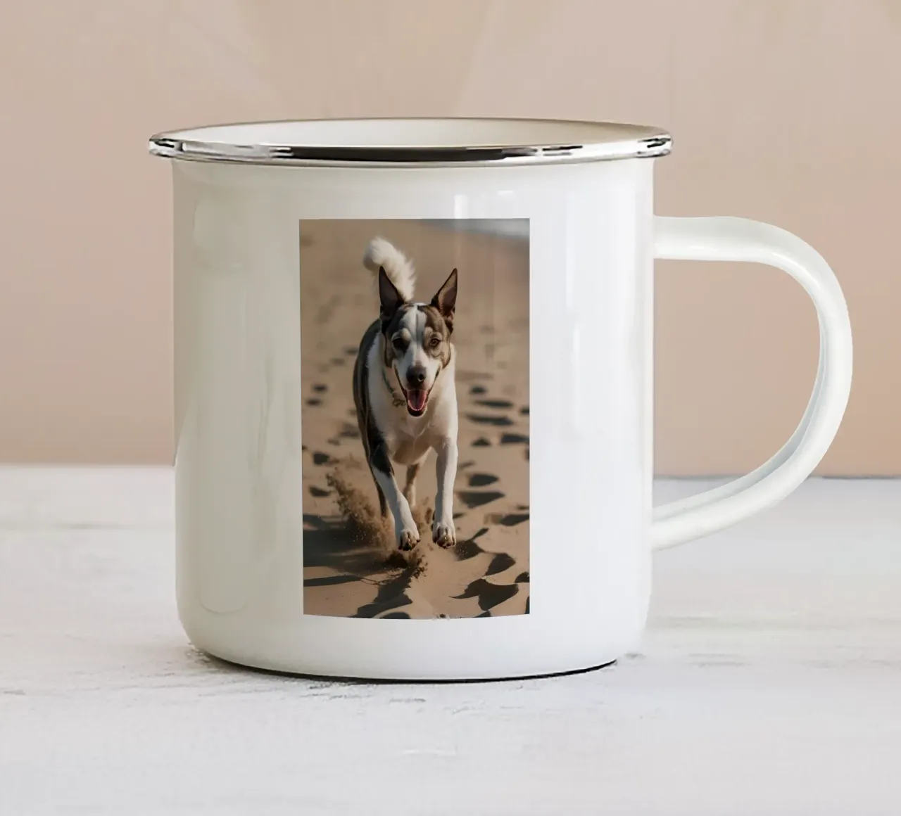 Hund am Strand tazza in smalto da Poster Dreams