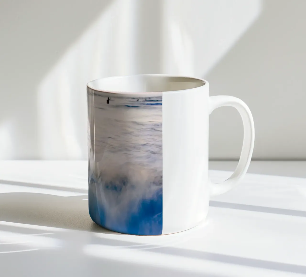 L'unicità delle onde XLIV tazza in ceramica da Tal Paz-Fridman