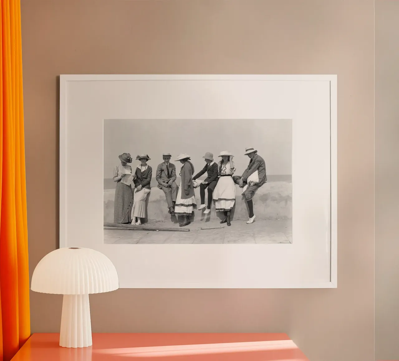 Jeunes gens en train de s'amuser en France, photo ancienne en noir et blanc poster avec cadre en bois de Vibrant Vintage Prints