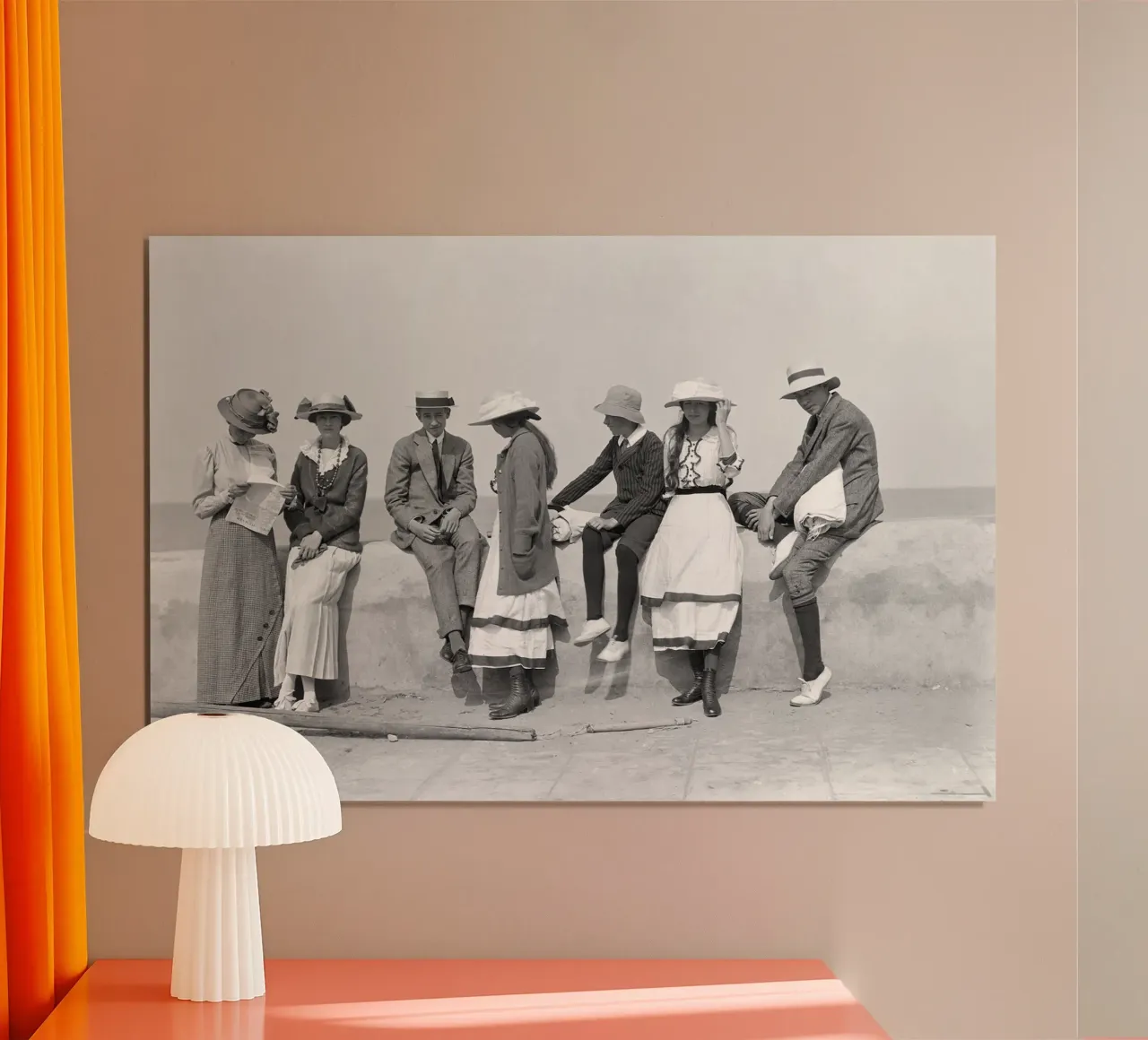 Jeunes gens en train de s'amuser en France, photo ancienne en noir et blanc poster avec cadre en bois de Vibrant Vintage Prints