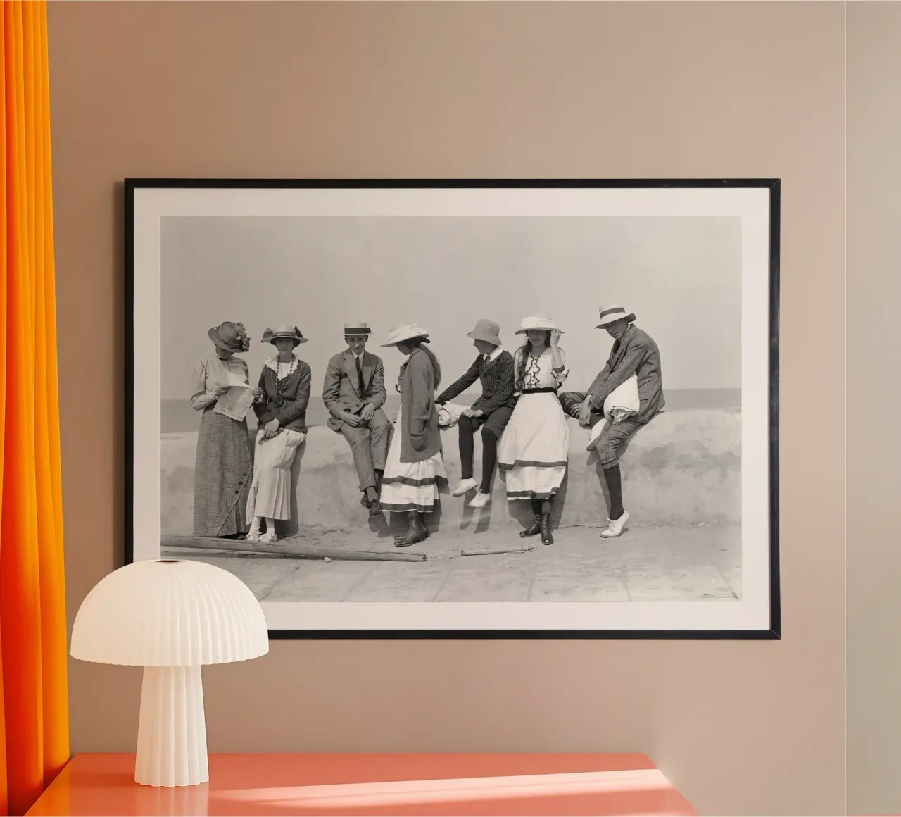 Jeunes gens en train de s'amuser en France, photo ancienne en noir et blanc poster avec cadre en bois de Vibrant Vintage Prints