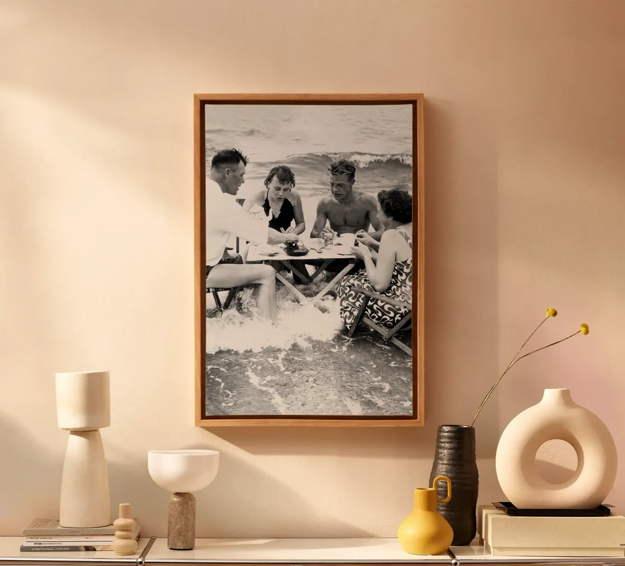 Fête du thé sur la plage, photo ancienne en noir et blanc toile avec Caisse américaine de Vibrant Vintage Prints