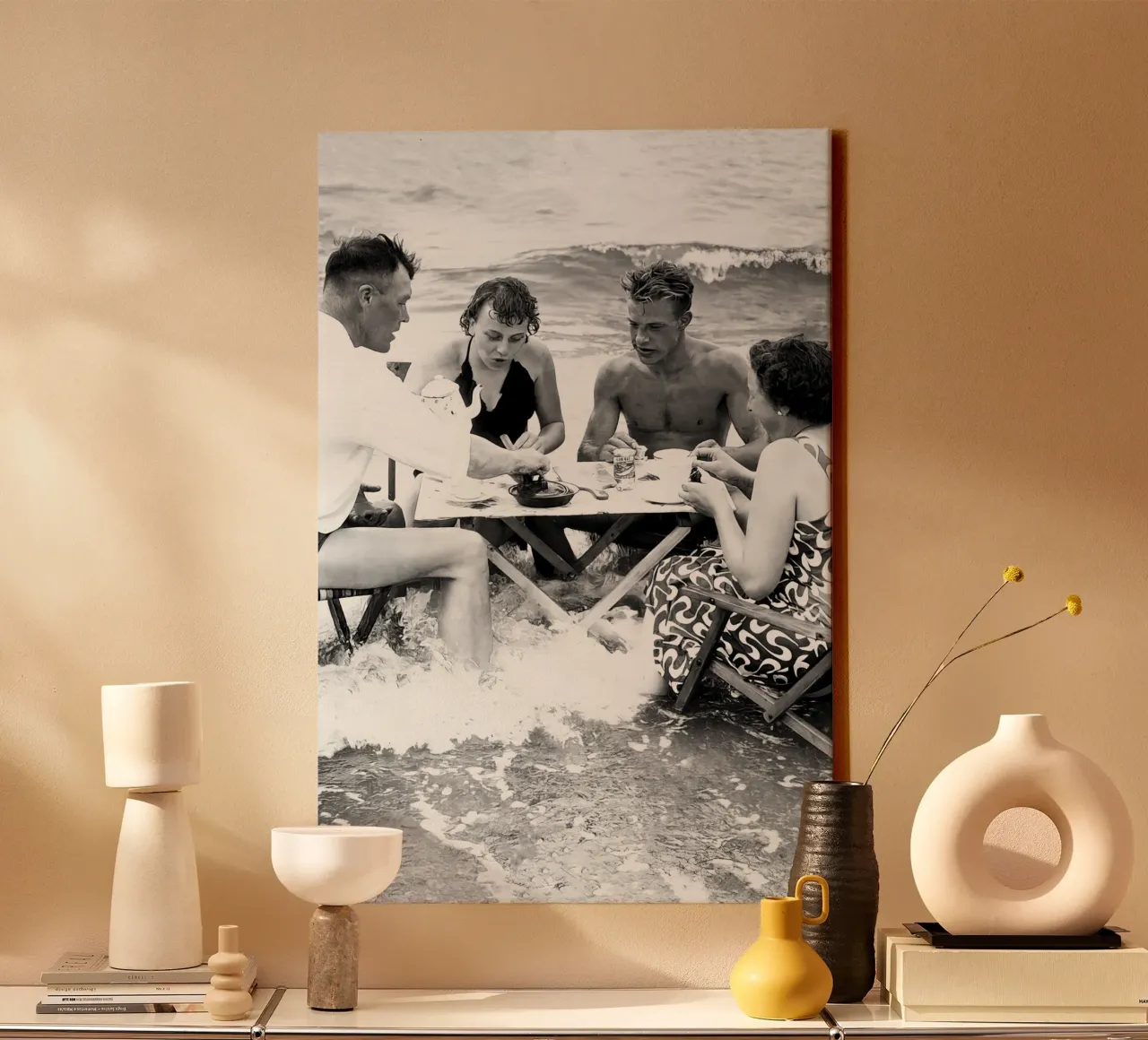 Fête du thé sur la plage, photo ancienne en noir et blanc toile avec Caisse américaine de Vibrant Vintage Prints