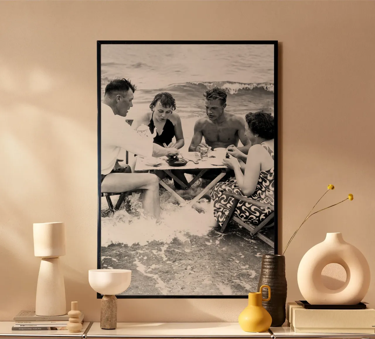 Fête du thé sur la plage, photo ancienne en noir et blanc poster de Vibrant Vintage Prints