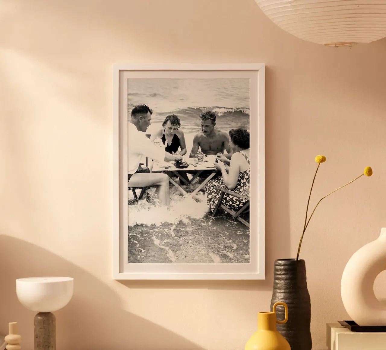 Fête du thé sur la plage, photo ancienne en noir et blanc poster de Vibrant Vintage Prints