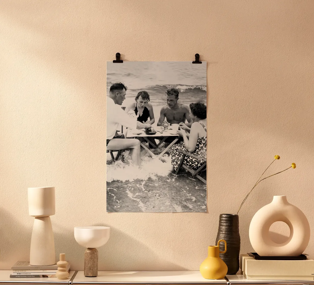 Fête du thé sur la plage, photo ancienne en noir et blanc poster de Vibrant Vintage Prints