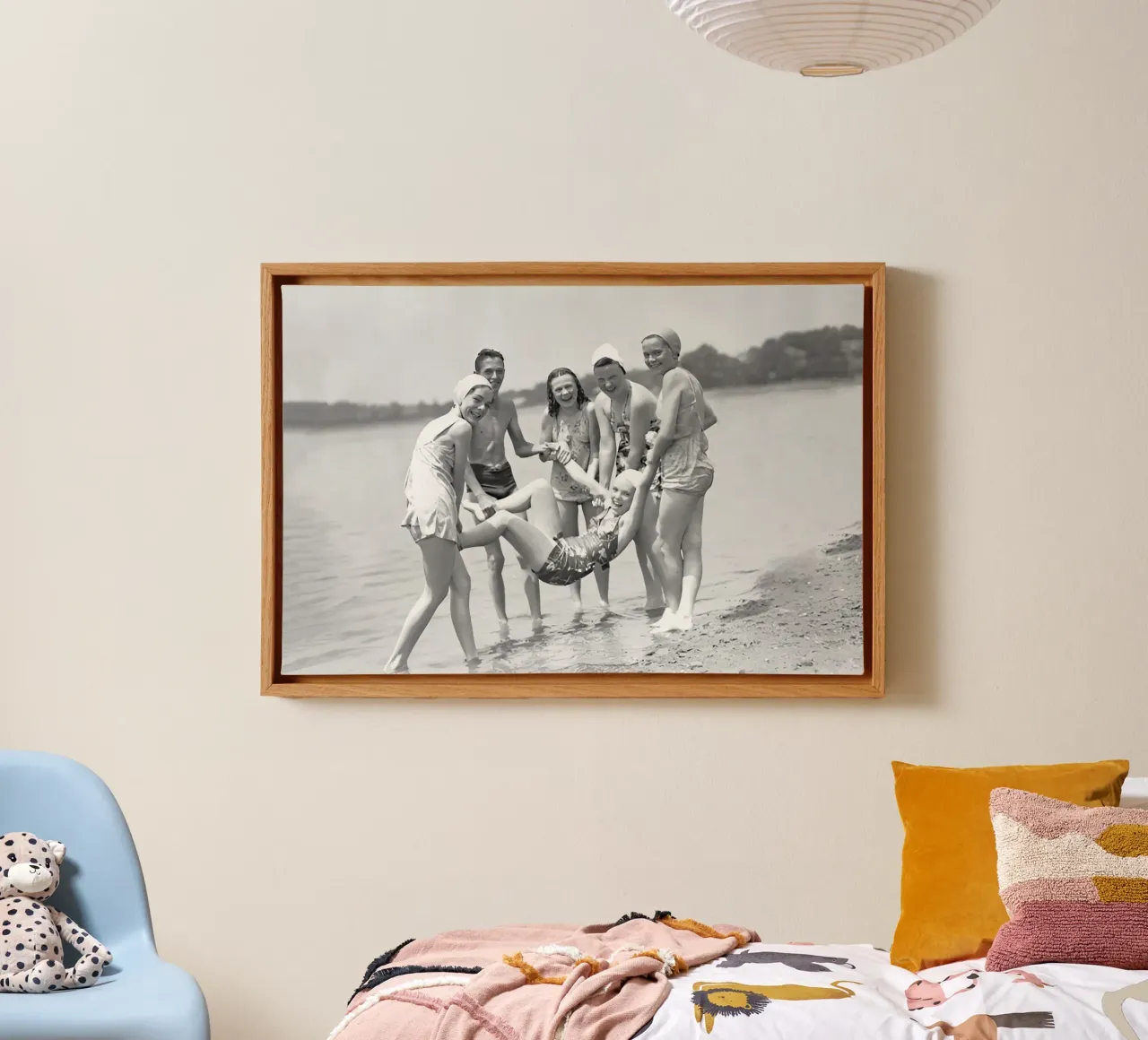 Amici che si divertono in spiaggia, foto vecchia in bianco e nero tela con Cornice a cassetta da Vibrant Vintage Prints