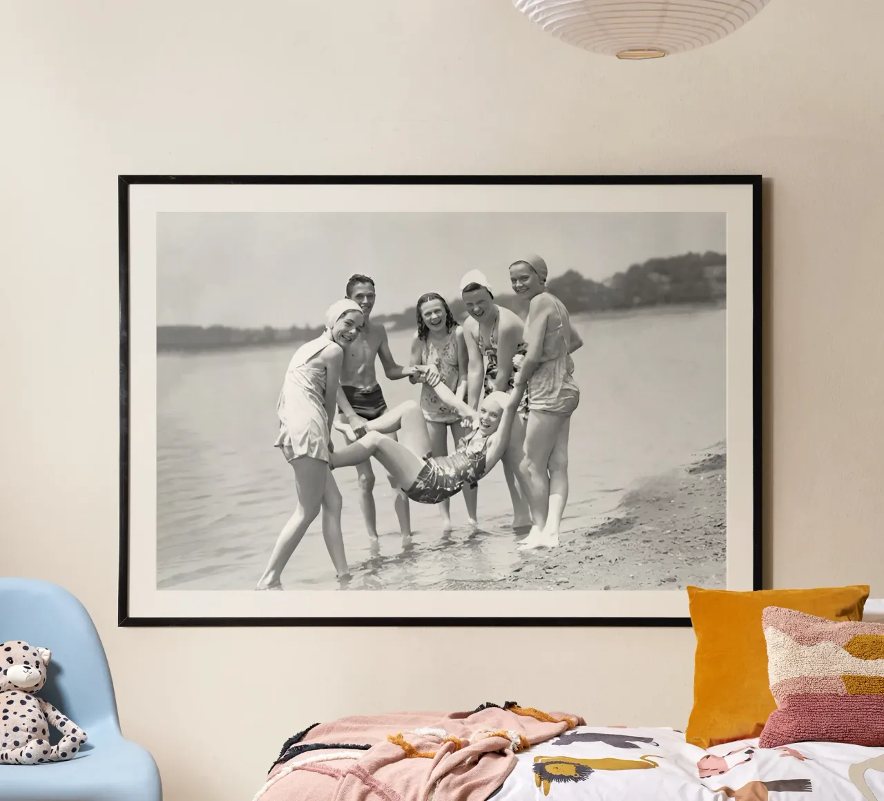 Amici che si divertono in spiaggia, foto vecchia in bianco e nero poster da Vibrant Vintage Prints