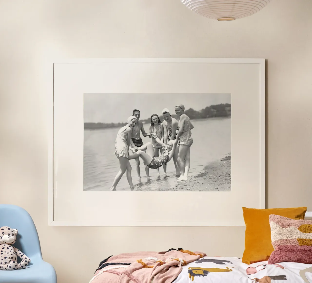 Amici che si divertono in spiaggia, foto vecchia in bianco e nero poster da Vibrant Vintage Prints