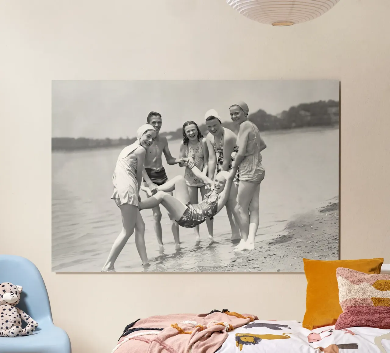 Amici che si divertono in spiaggia, foto vecchia in bianco e nero poster da Vibrant Vintage Prints