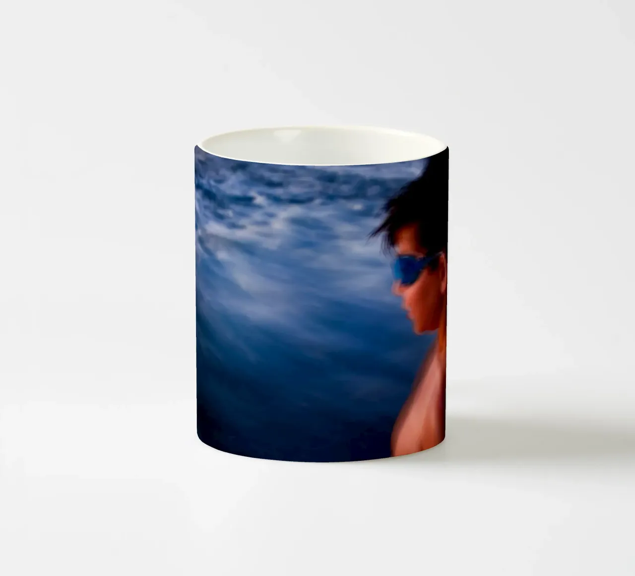 Affrontare il mare tazza in ceramica da Tal Paz-Fridman