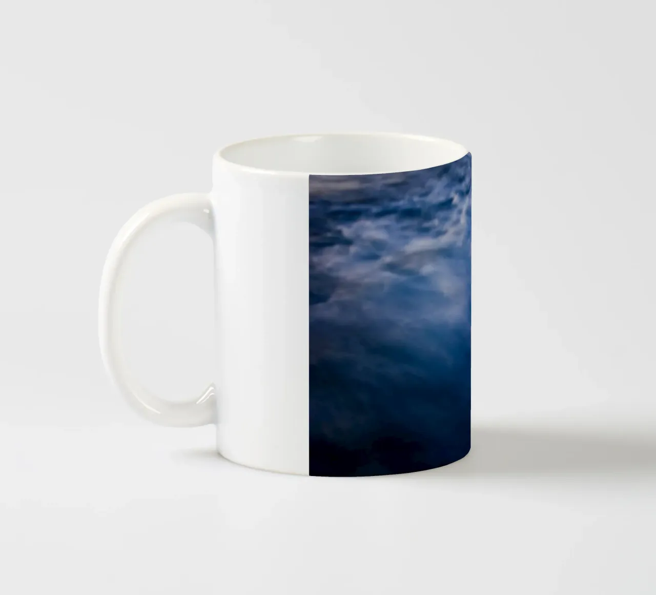 Affrontare il mare tazza in ceramica da Tal Paz-Fridman