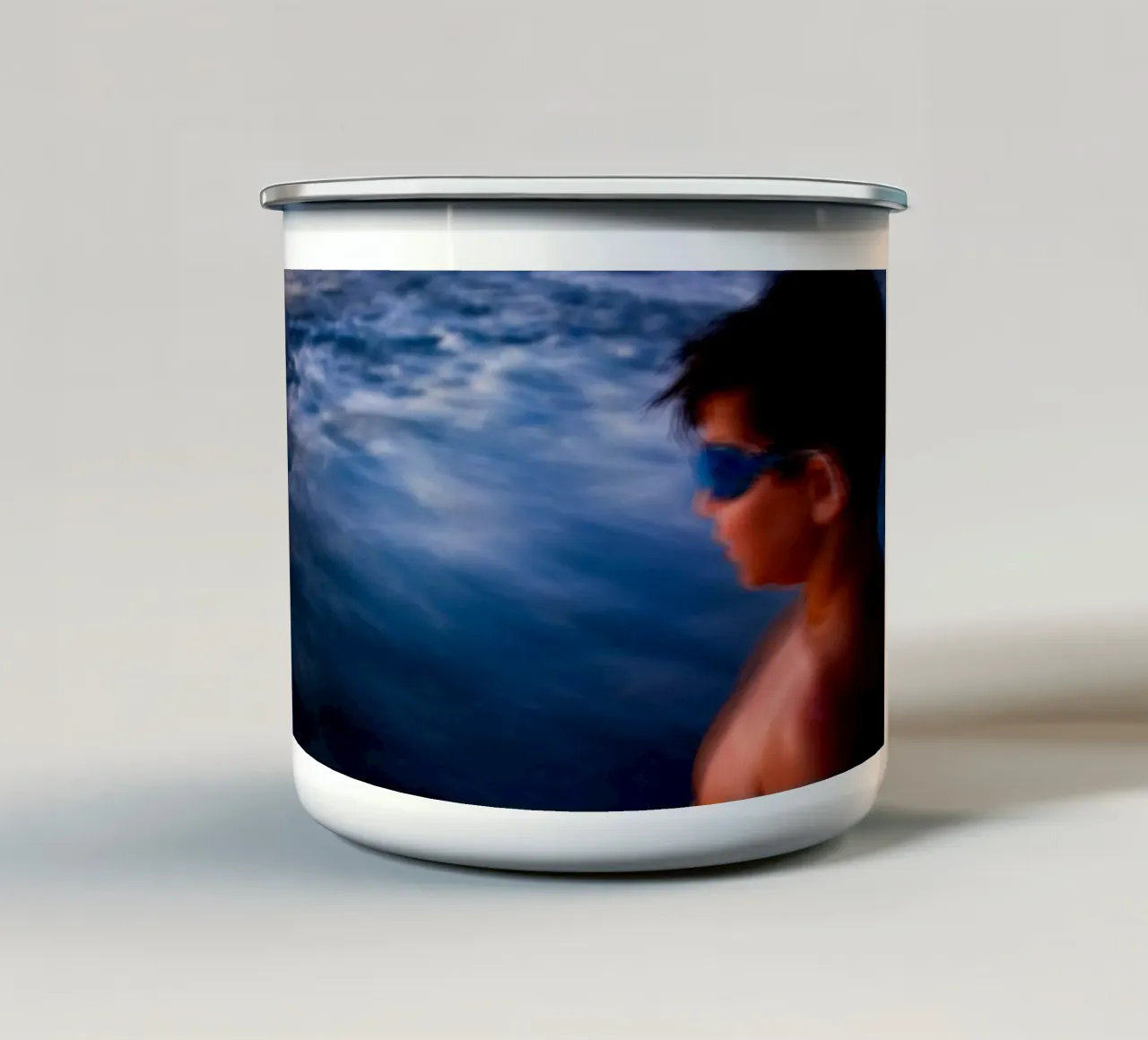 Affrontare il mare tazza in smalto da Tal Paz-Fridman