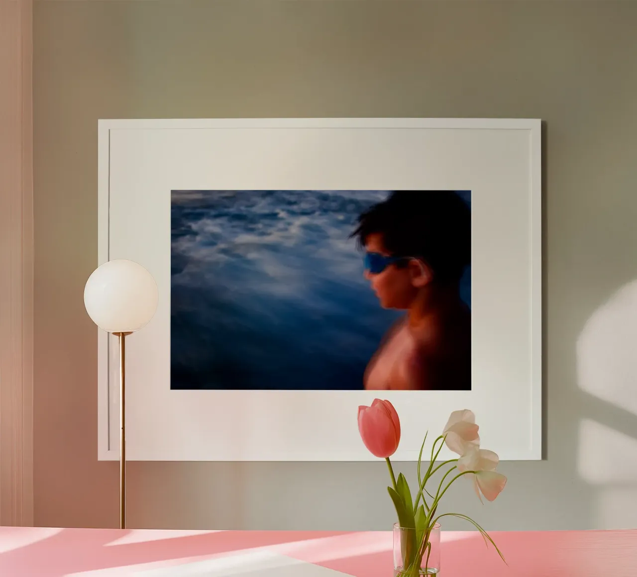 Affrontare il mare poster con telaio in legno da Tal Paz-Fridman