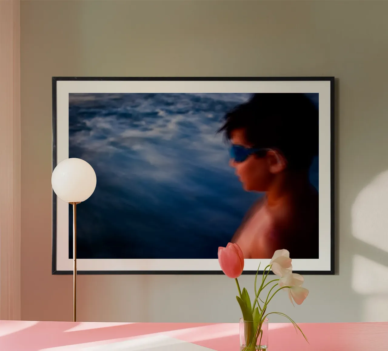 Affrontare il mare poster con telaio in legno da Tal Paz-Fridman