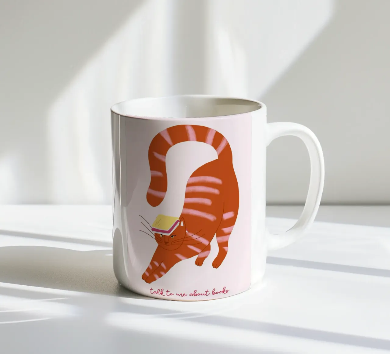 Gatto con libro in testa - "Parlatemi di libri" tazza in ceramica da vintagepod