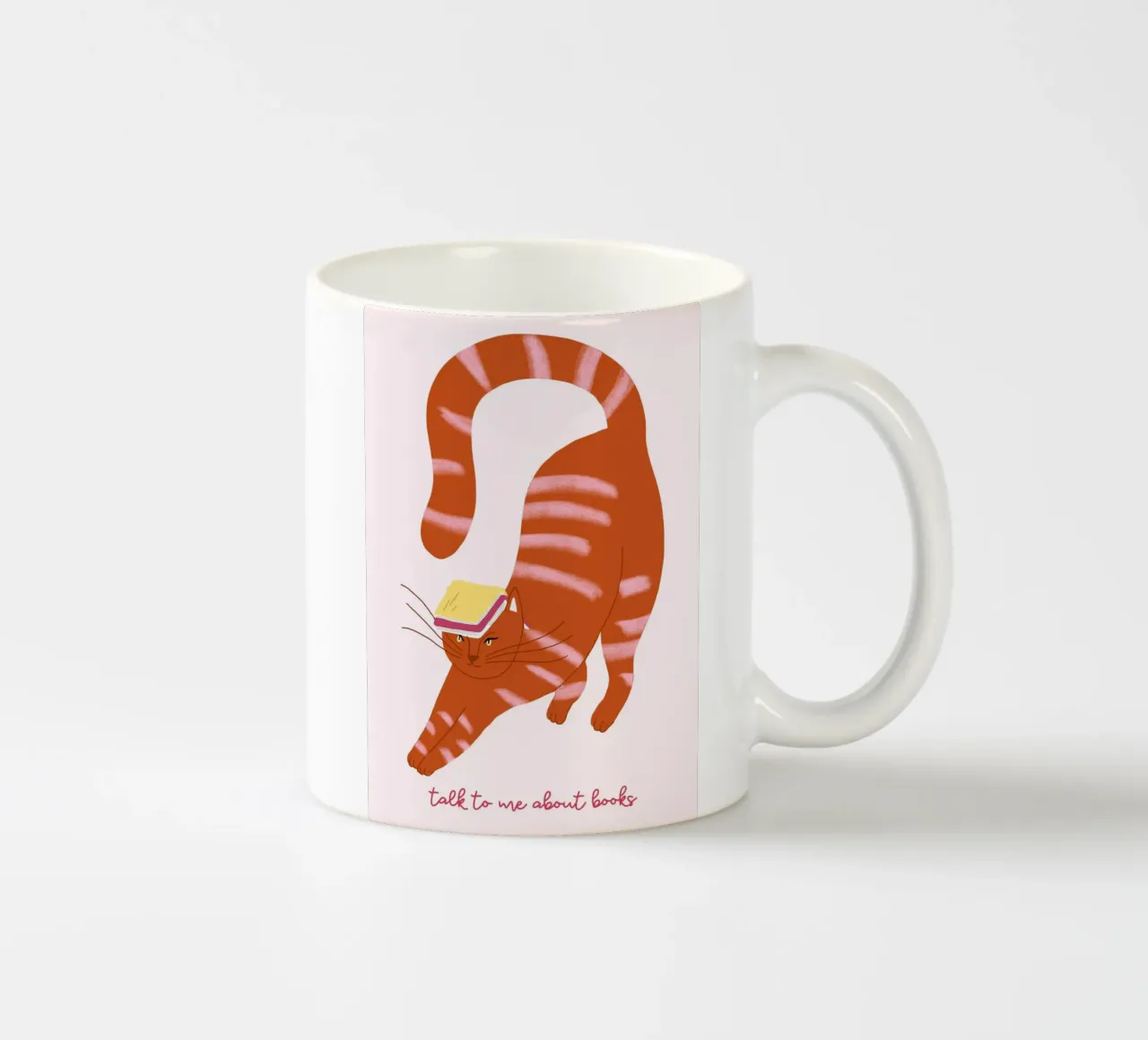 Gatto con libro in testa - "Parlatemi di libri" tazza in ceramica da vintagepod
