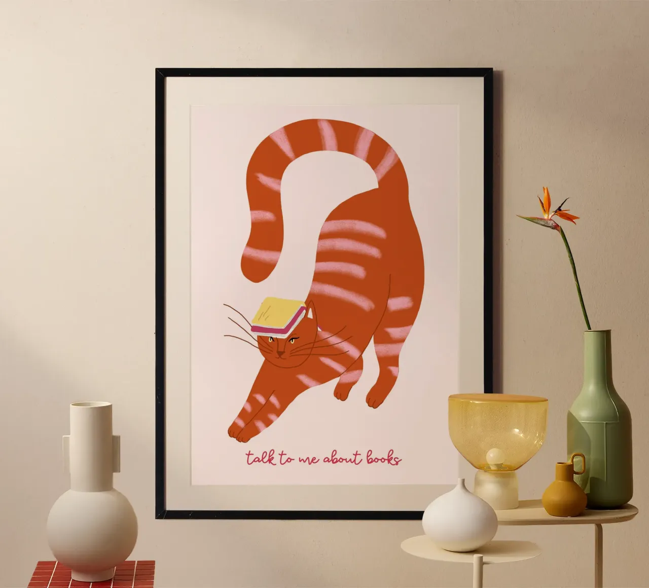 Gatto con libro in testa - "Parlatemi di libri" poster con telaio in legno da vintagepod