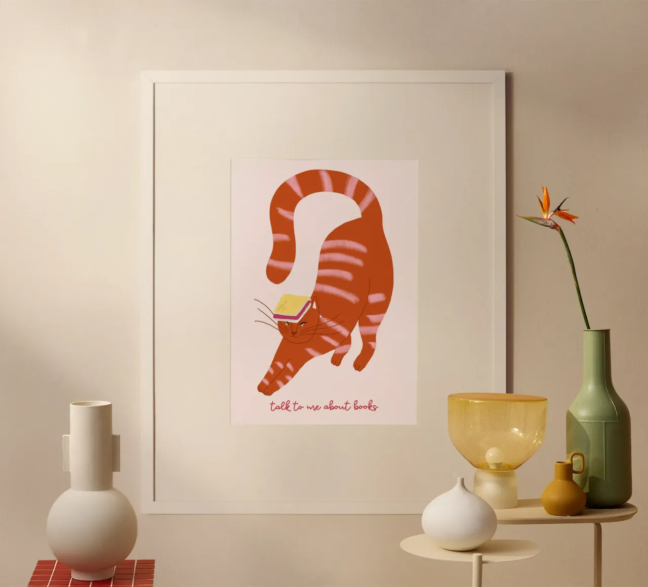 Gatto con libro in testa - "Parlatemi di libri" poster con telaio in legno da vintagepod