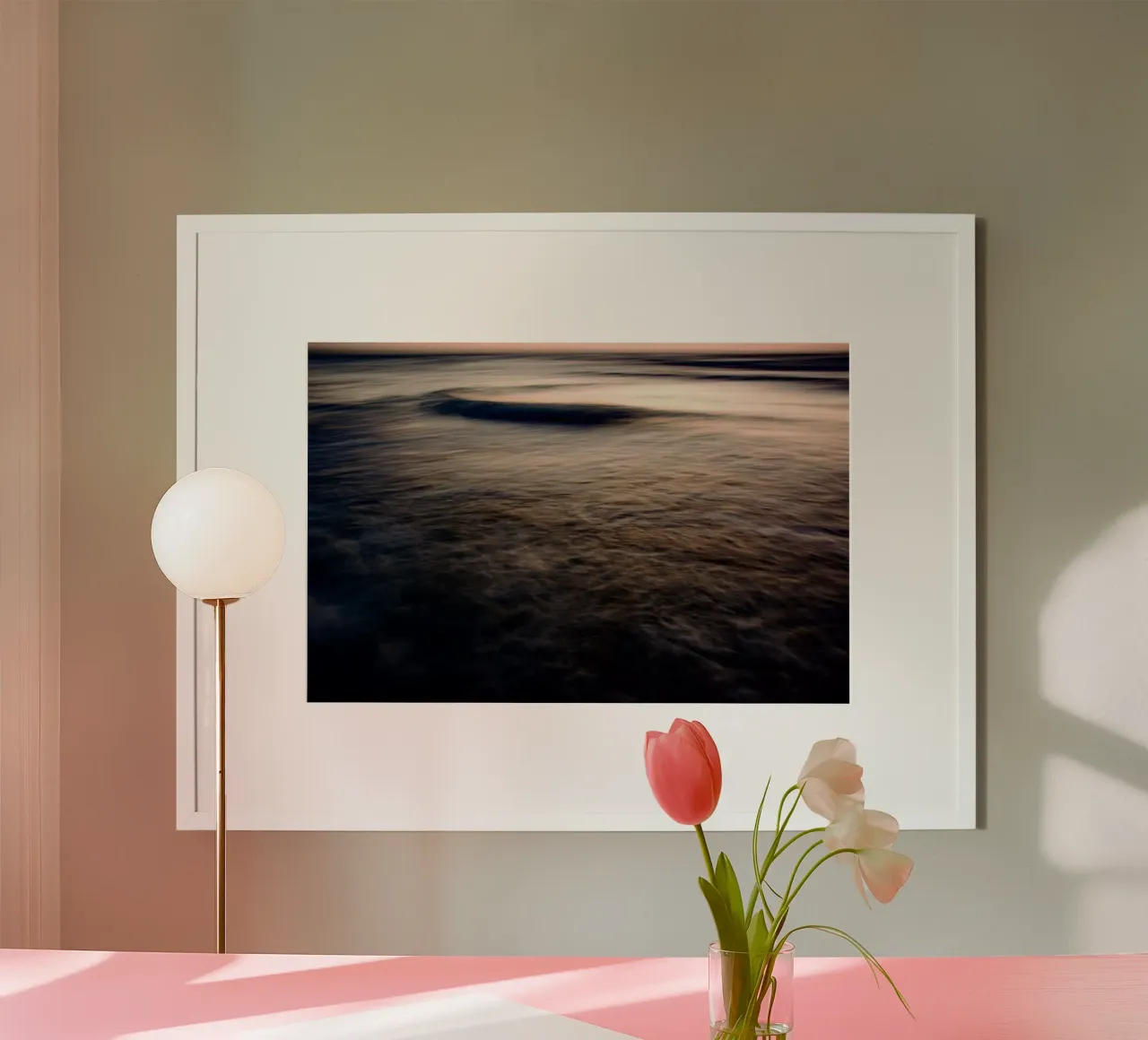 Dopo il tramonto II poster con telaio in legno da Tal Paz-Fridman
