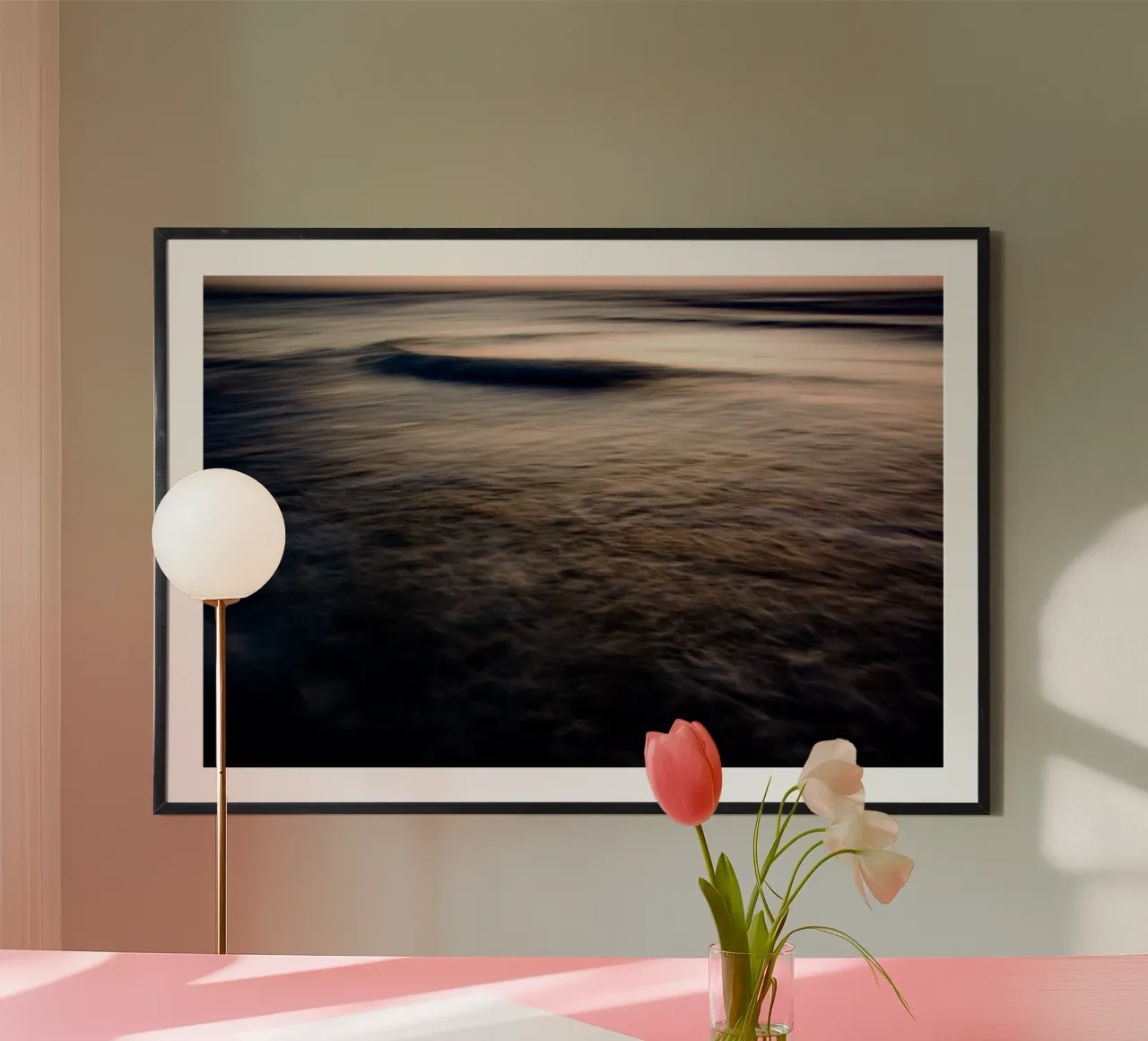 Dopo il tramonto II poster con telaio in legno da Tal Paz-Fridman