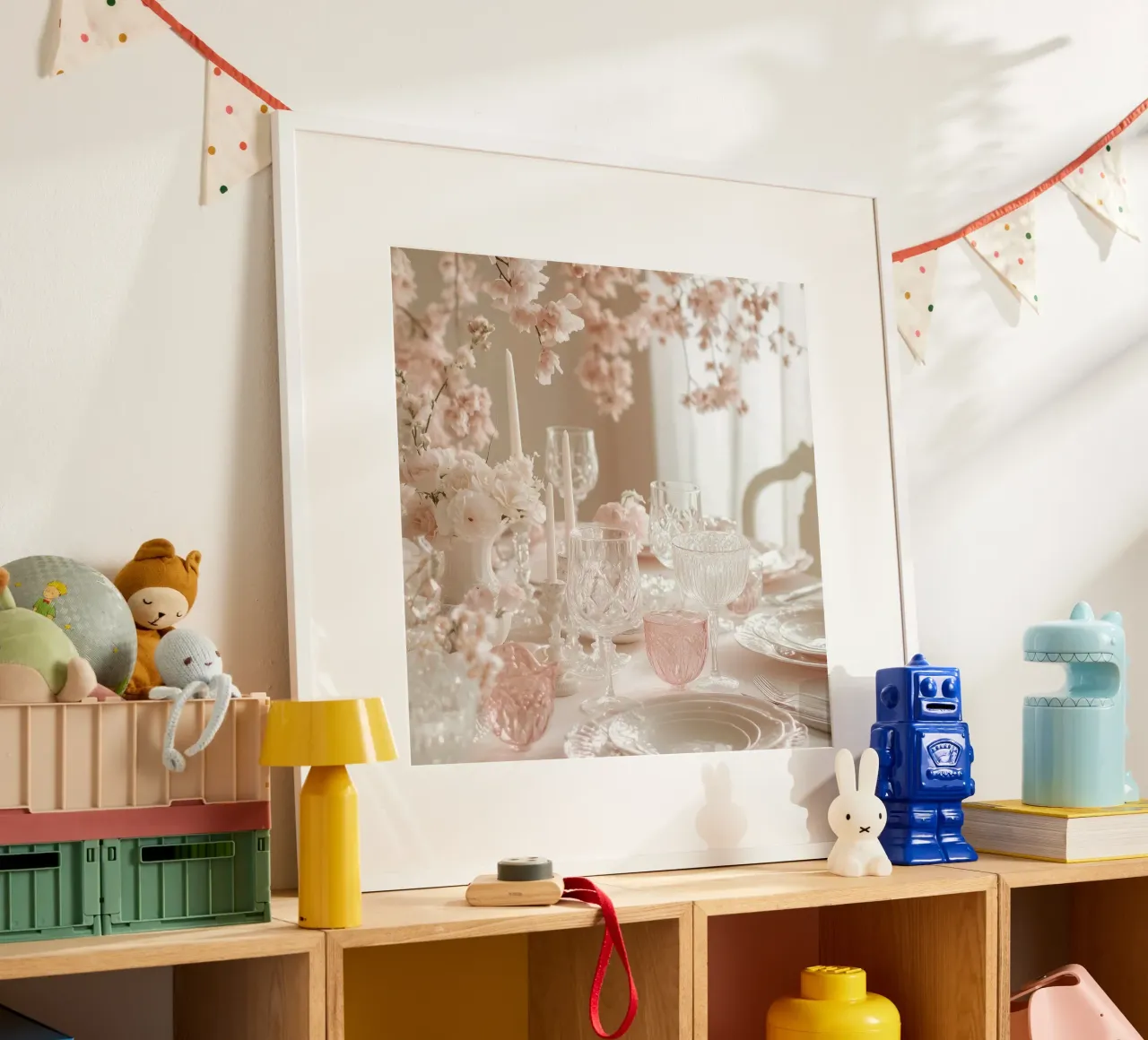 Sussurri in rosa poster con telaio in legno da StillVibe Home