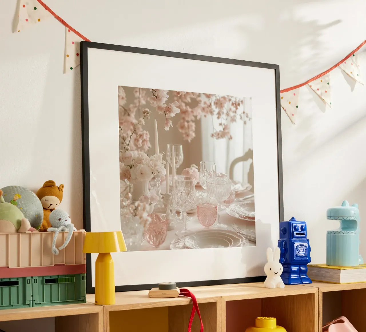 Sussurri in rosa poster con telaio in legno da StillVibe Home