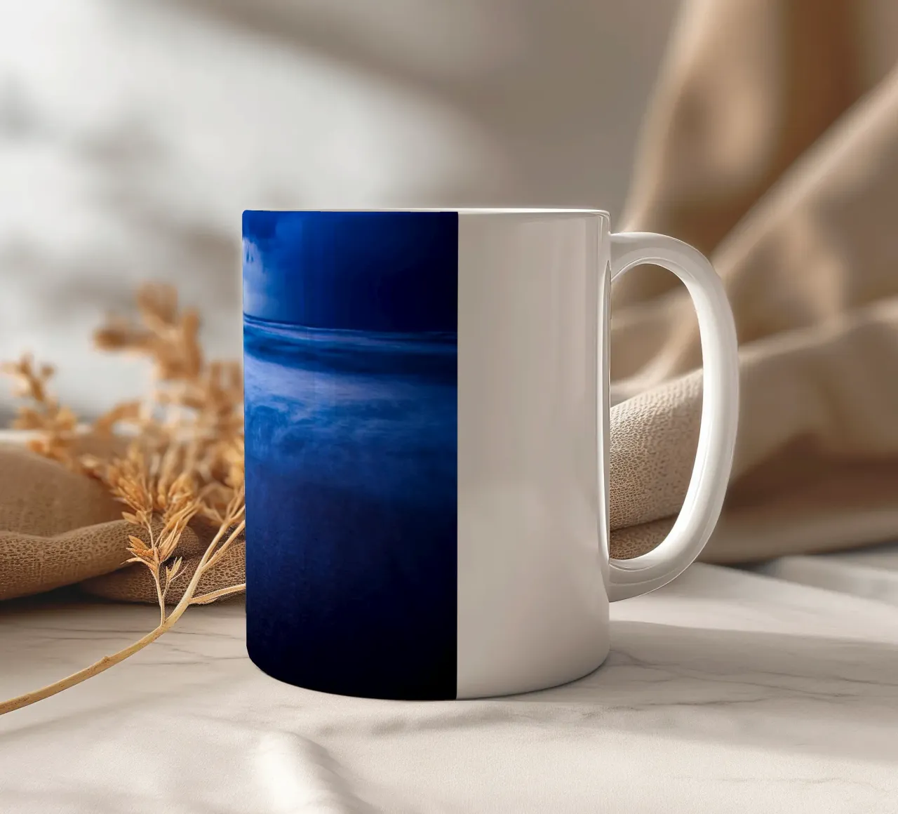 Tempesta invernale sulla spiaggia di Sidni Ali II tazza in ceramica da Tal Paz-Fridman