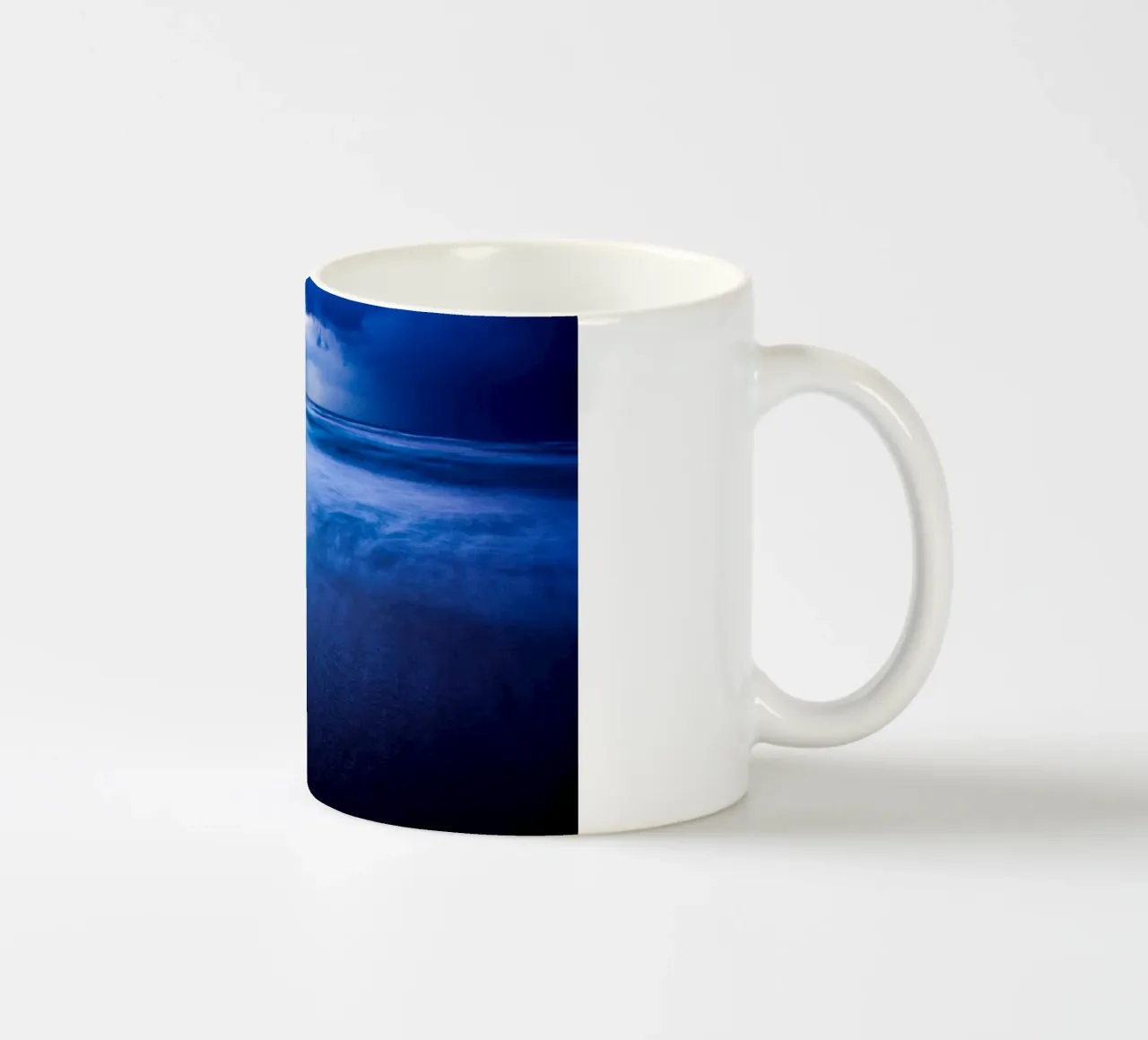 Tempesta invernale sulla spiaggia di Sidni Ali II tazza in ceramica da Tal Paz-Fridman