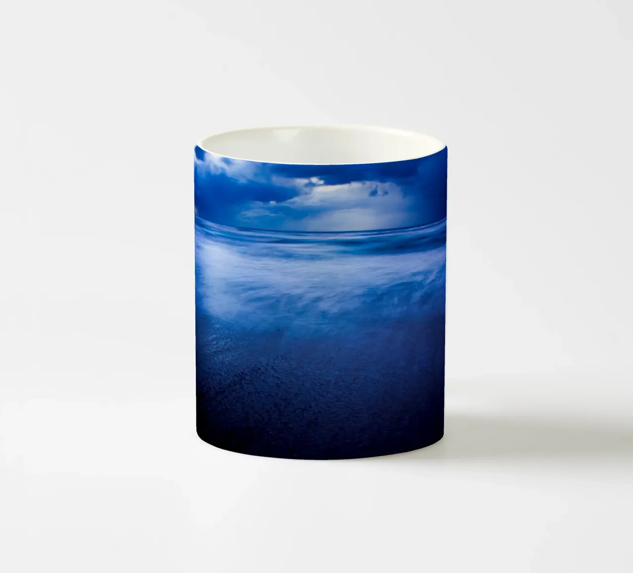 Tempesta invernale sulla spiaggia di Sidni Ali II tazza in ceramica da Tal Paz-Fridman