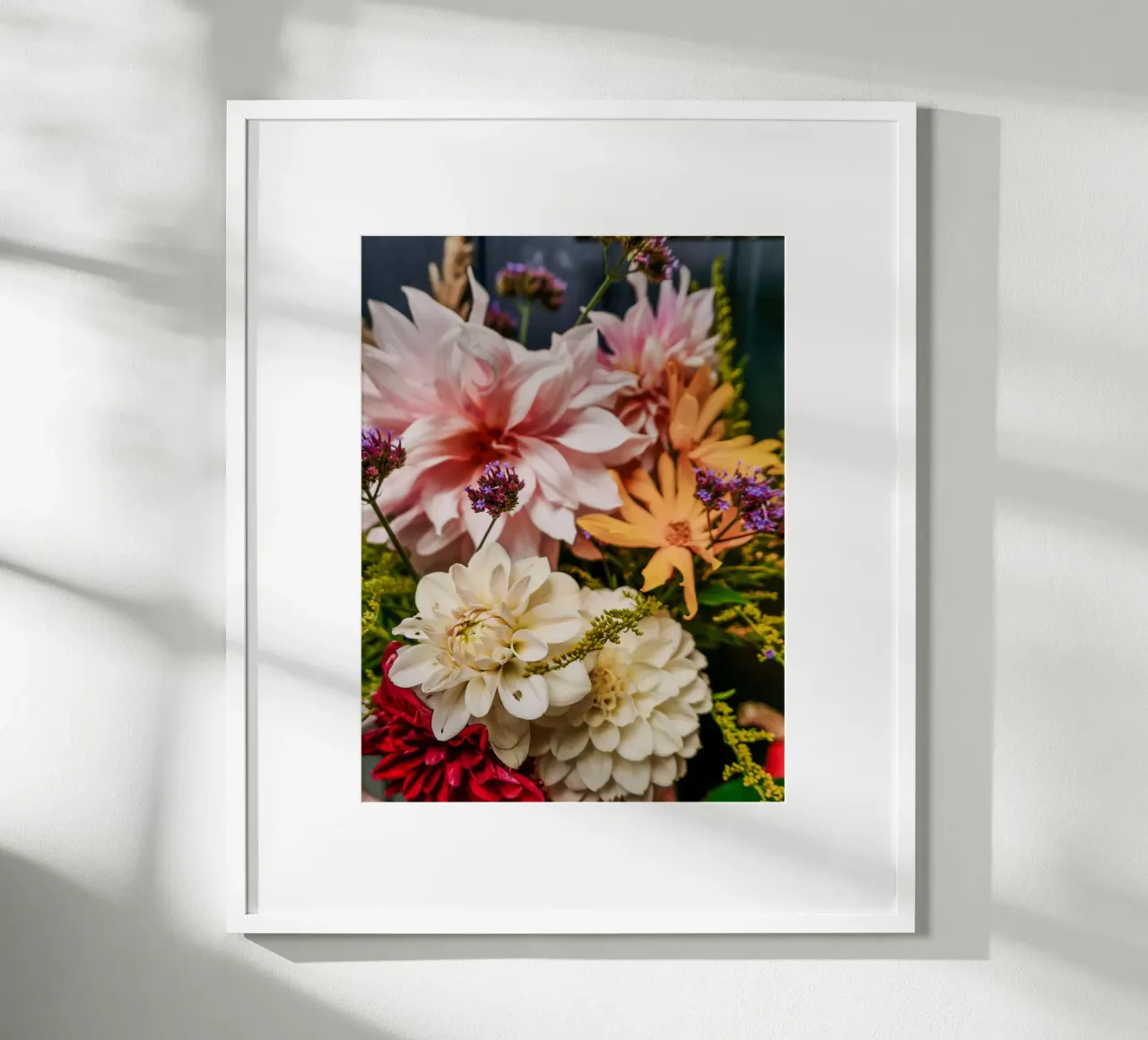 Fiori del giardino poster con telaio in alluminio da Janine Sommer Fotografie