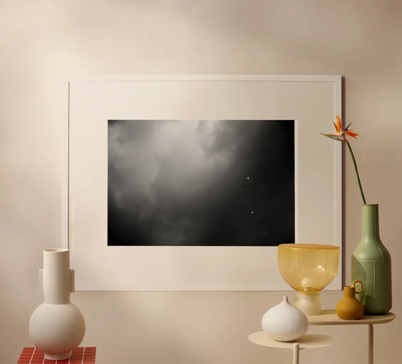 Quattro palloncini e un altro poster con telaio in plastica da Tal Paz-Fridman