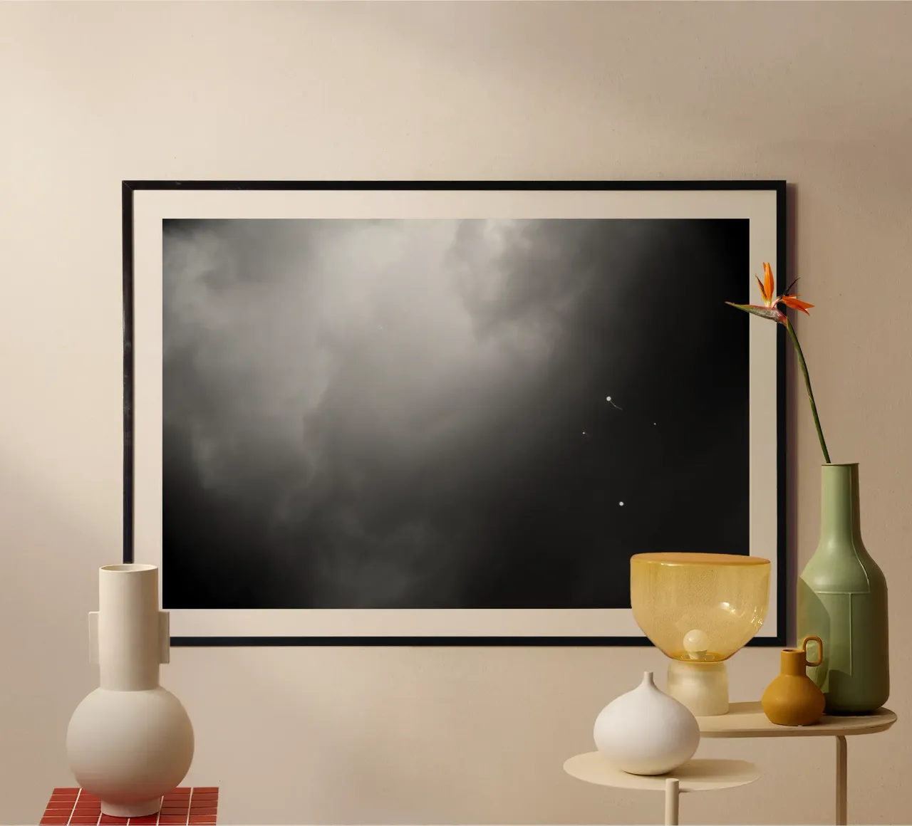 Quattro palloncini e un altro poster con telaio in plastica da Tal Paz-Fridman