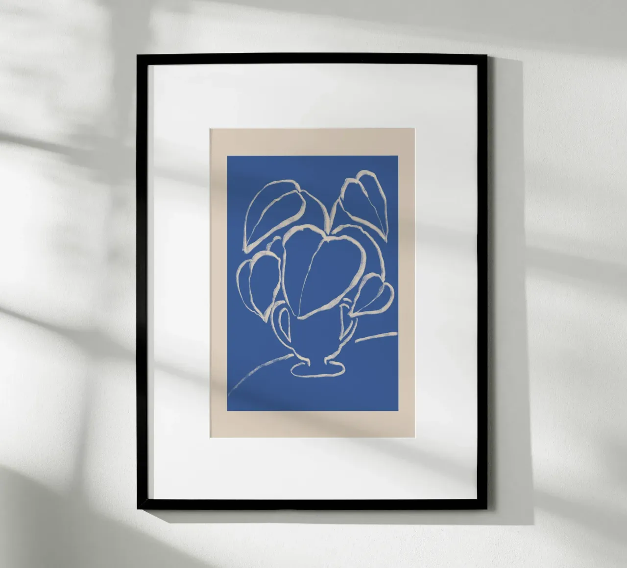 Planta abstracta azul y beige en jarrón poster con marco de plástico de Melloi Art Print