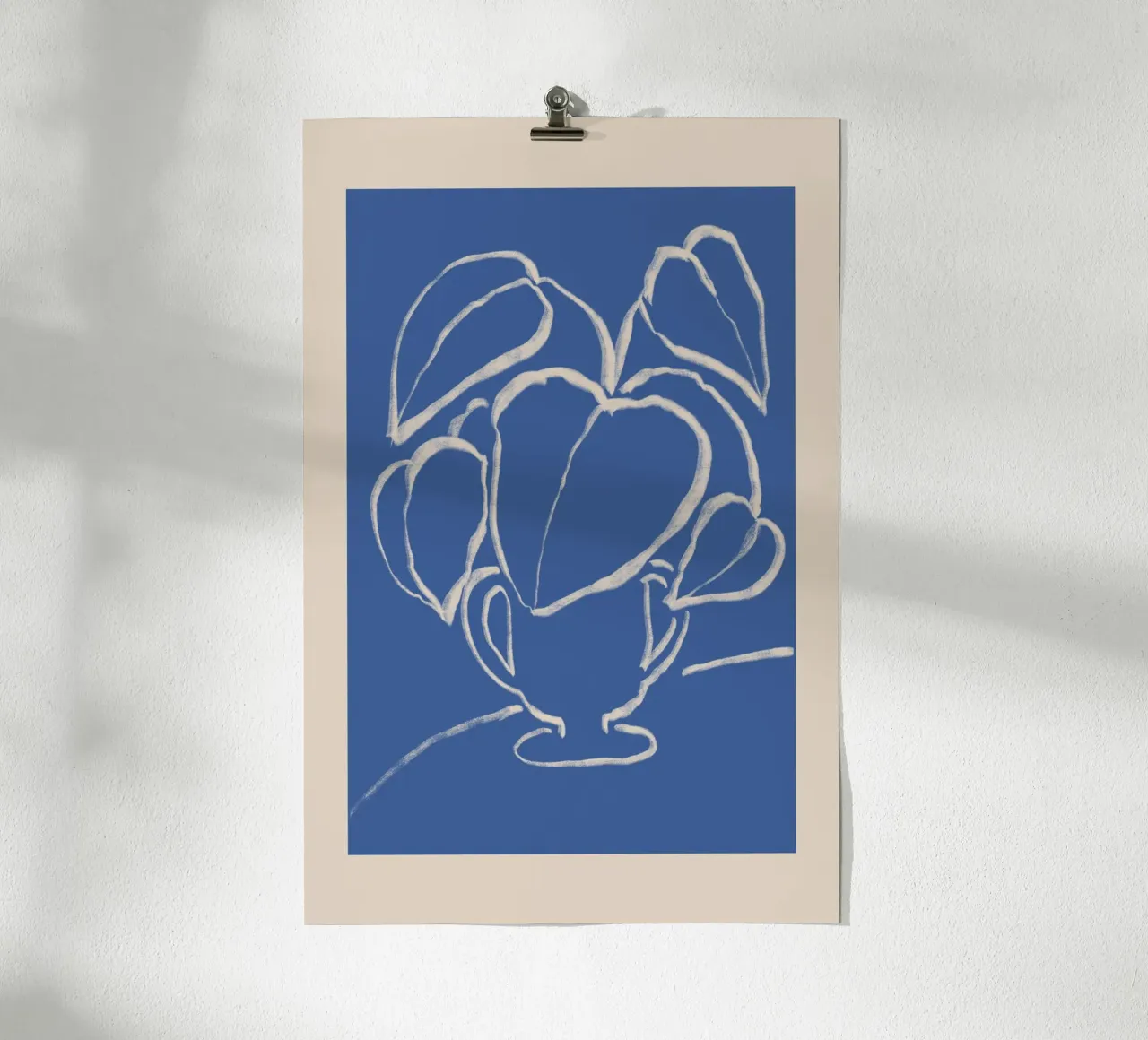 Planta abstracta azul y beige en jarrón poster con marco de plástico de Melloi Art Print