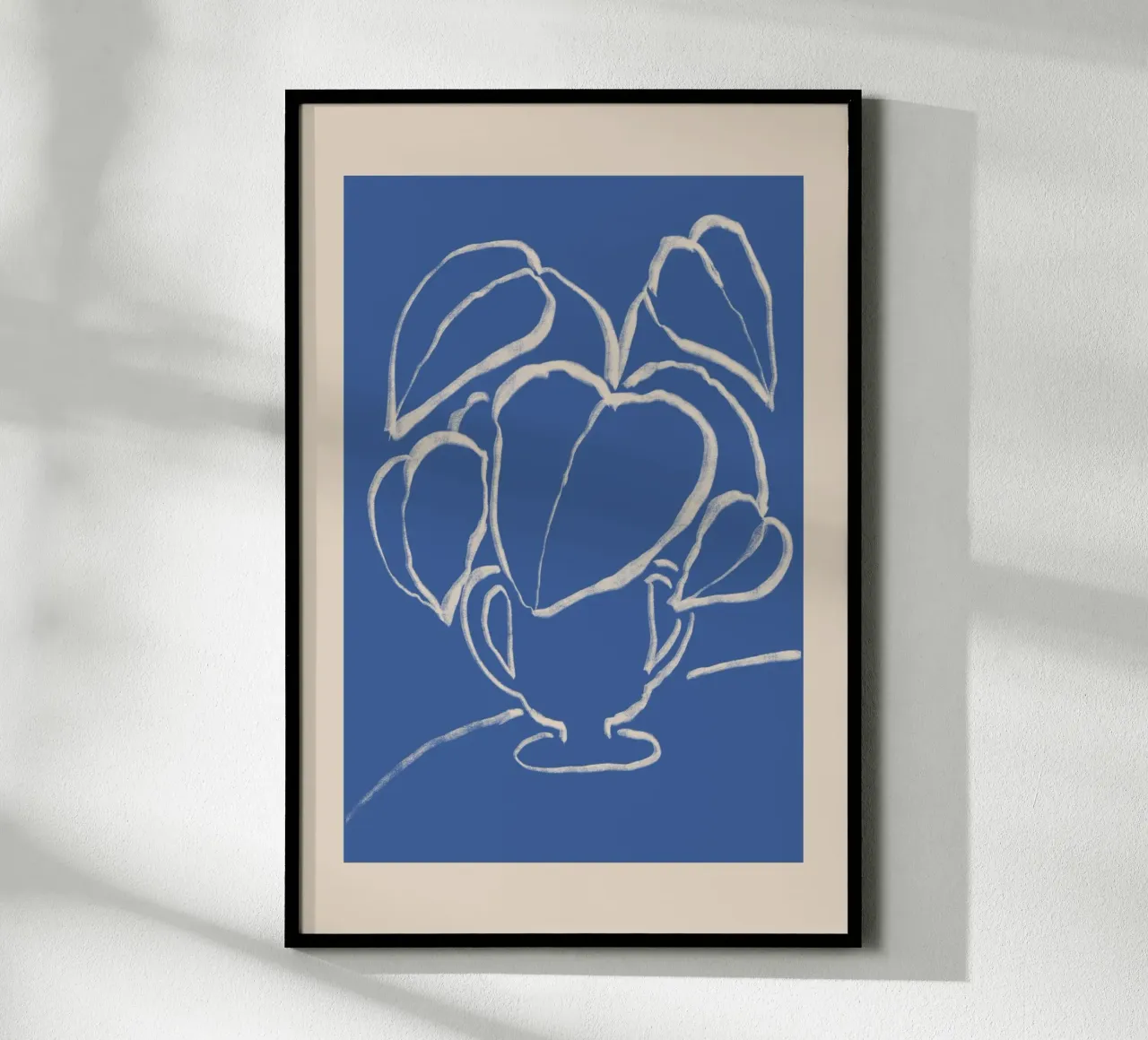 Planta abstracta azul y beige en jarrón poster con marco de plástico de Melloi Art Print
